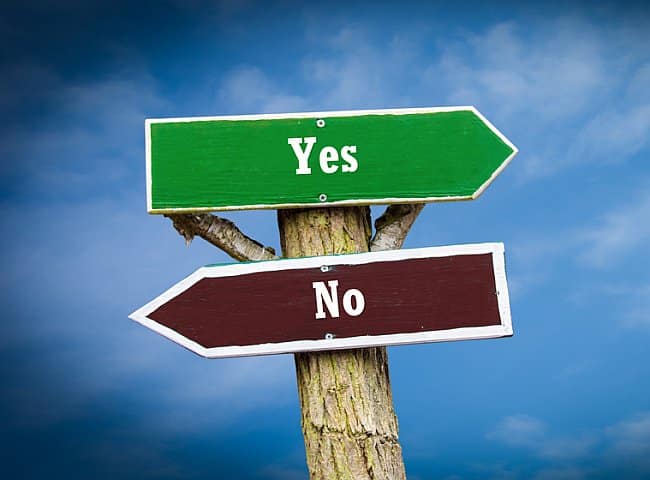 Signpost pointing to 'yes' and 'no'