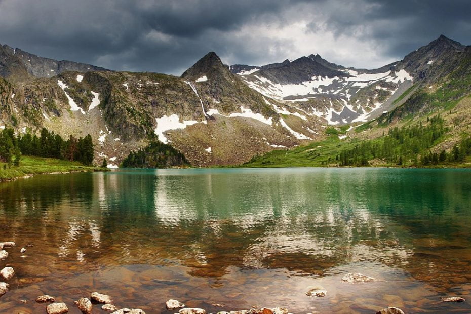 lake below the mountain